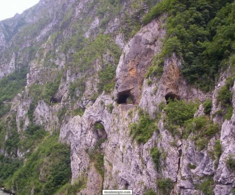 Putni tunel usječen u krečnjak uz pivsku akumulaciju