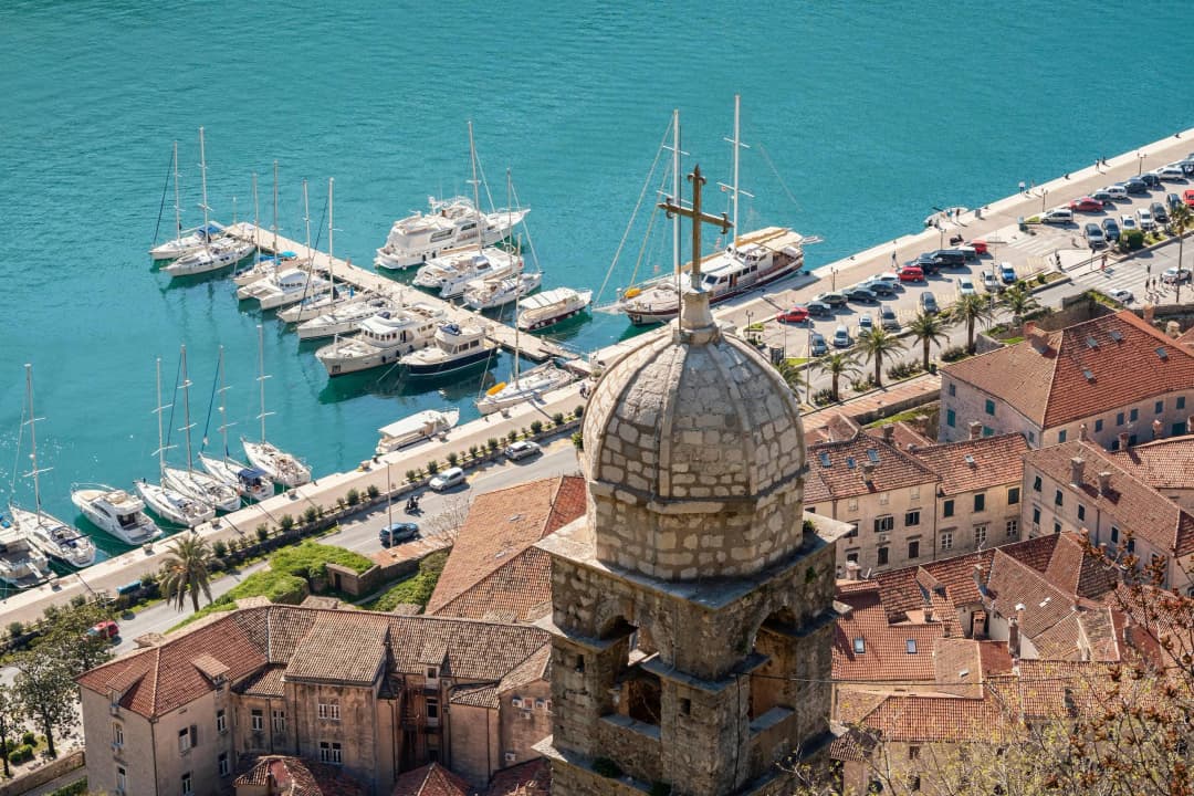 Dobrotska obala i kotorska marina snimljene sa utvrđene padine