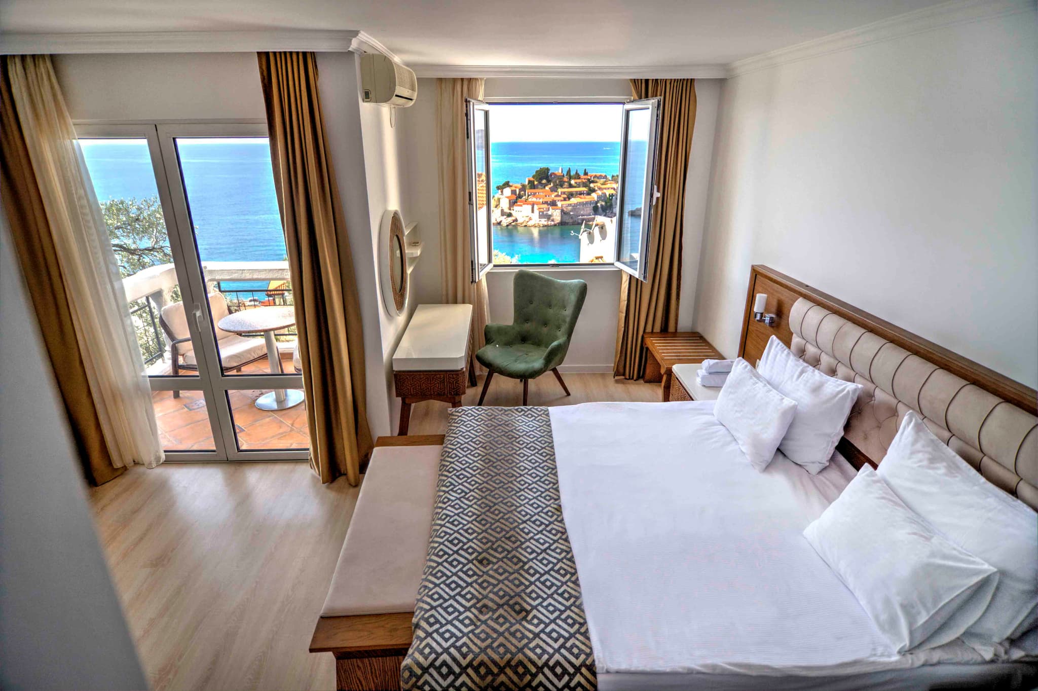 Hotel in Sveti Stefan - Photo 0