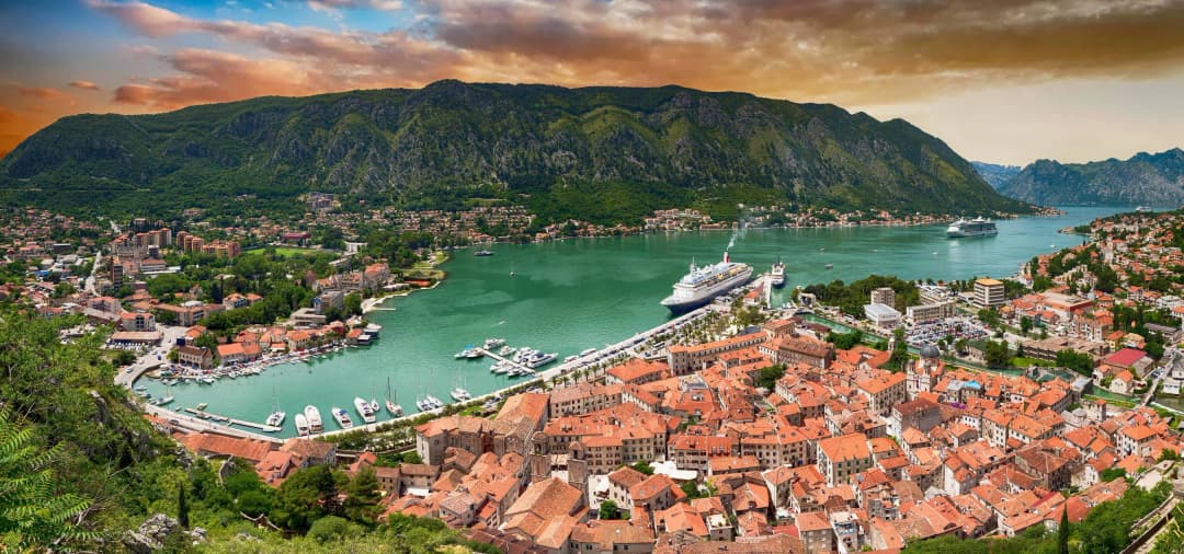 Kotorski Stari grad, luka i planinske stijene, pogled odozgo