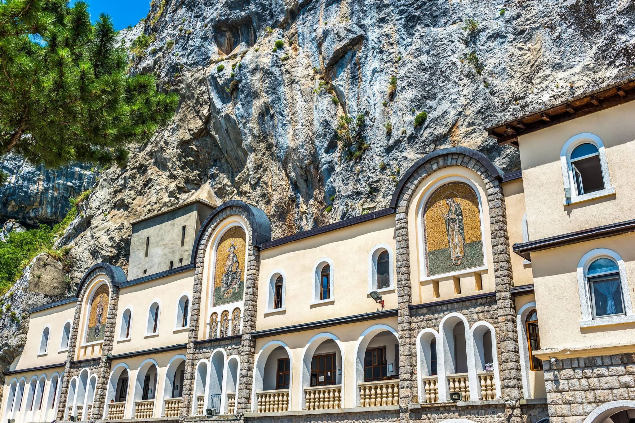 Ostrog: crnogorski manastir u litici i duhovno srce zemlje