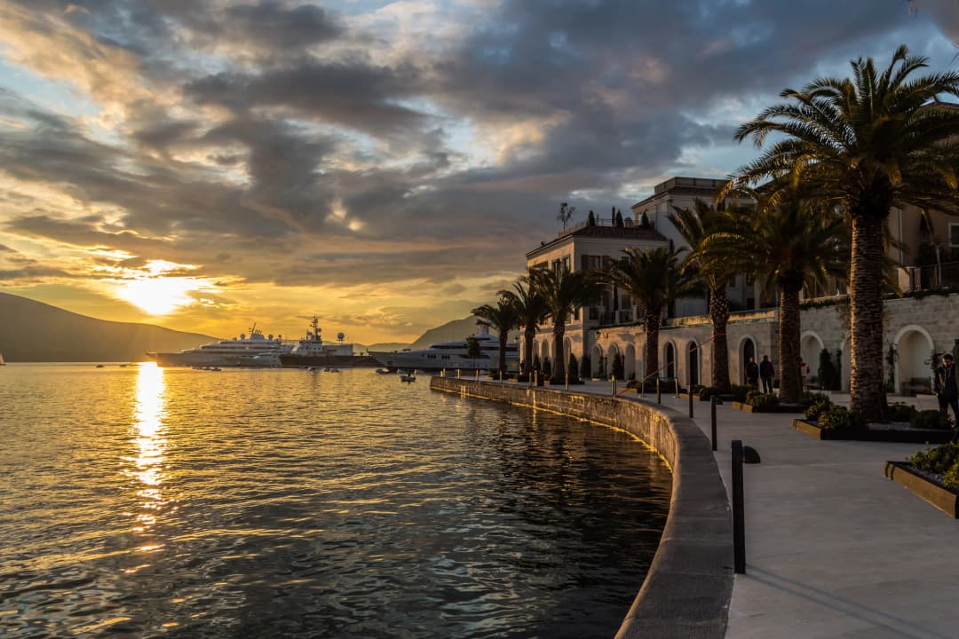 Tivatska obala i marina Porto Montenegro u zalasku sunca