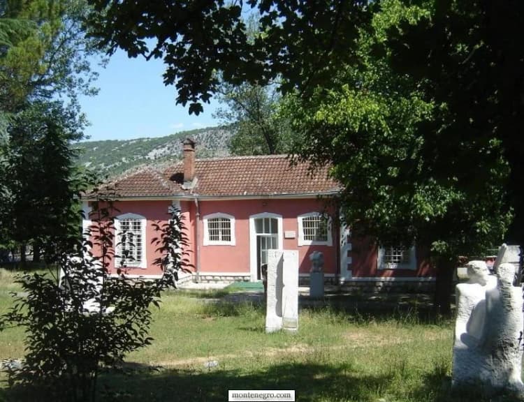 Kamene skulpture ispred zgrade Umjetničke kolonije u Danilovgradu