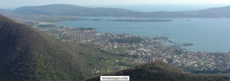 Širok pogled preko Tivatskog zaliva ka okolnim planinama