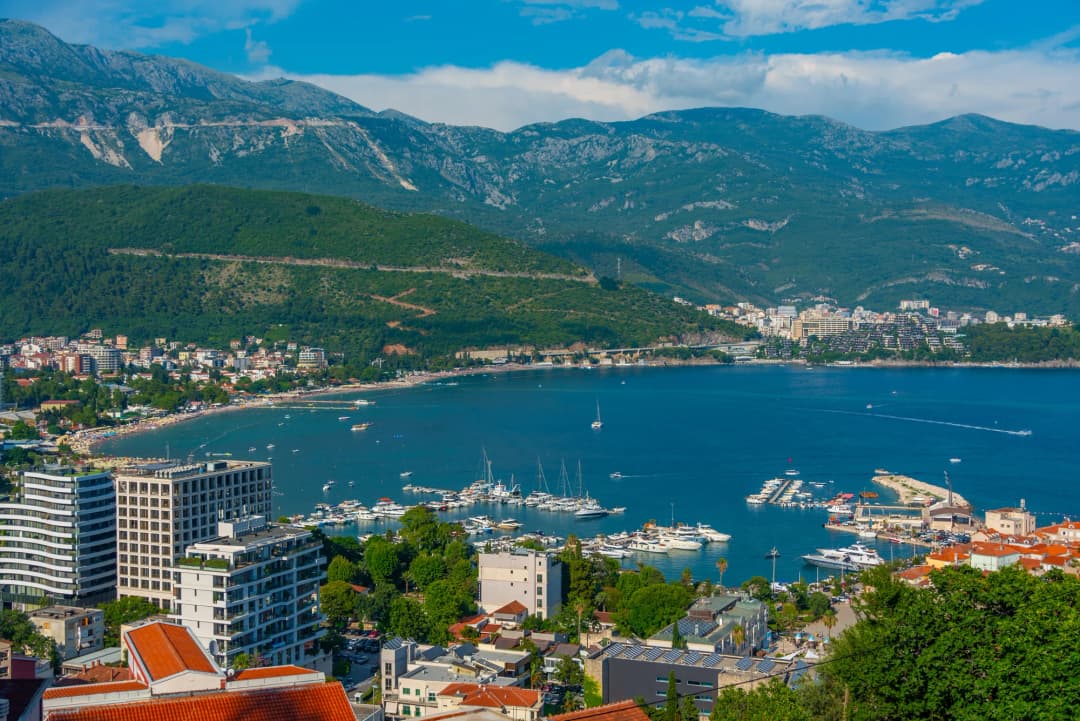 Bedemi Starog grada i Citadela u zoru, prije nego što stigne gužva, uz mirnu jutarnju svjetlost na Jadranu