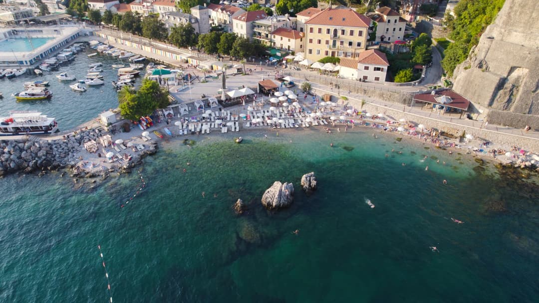 Javna riva i plaža na hercegnovskoj Rivijeri