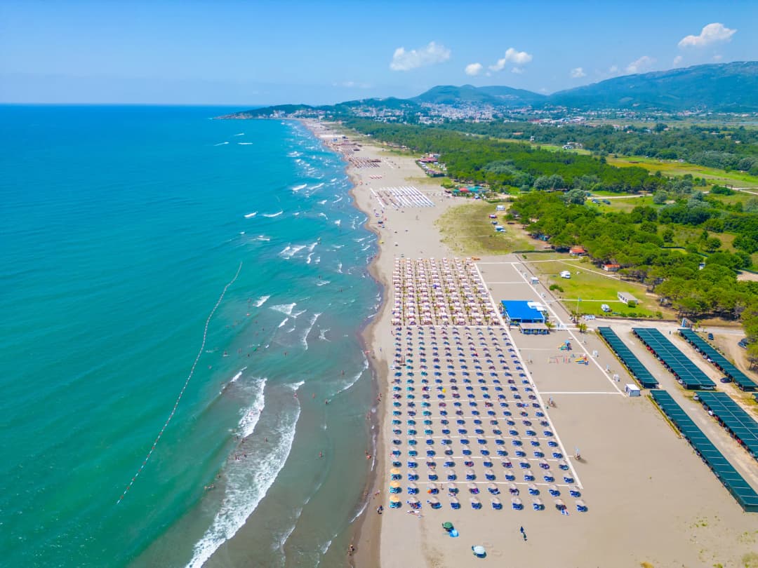 Pogled iz vazduha na dugu pješčanu obalu južno od Ulcinja