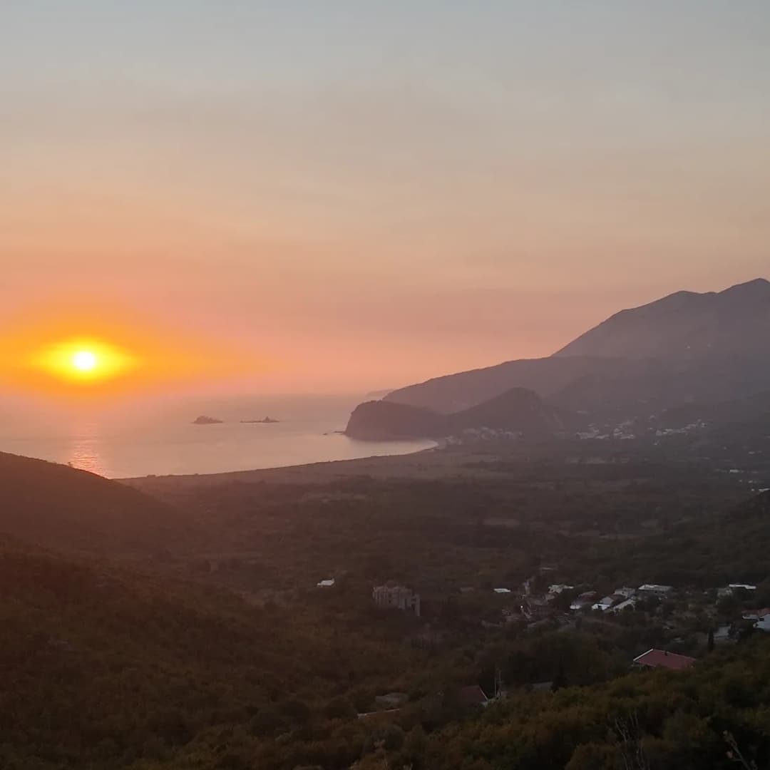 Zalazak sunca nad širokim zalivom u Buljarici.