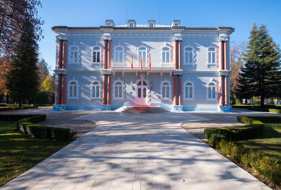 Cetinjski manastir i planinski pejzaž oko njega