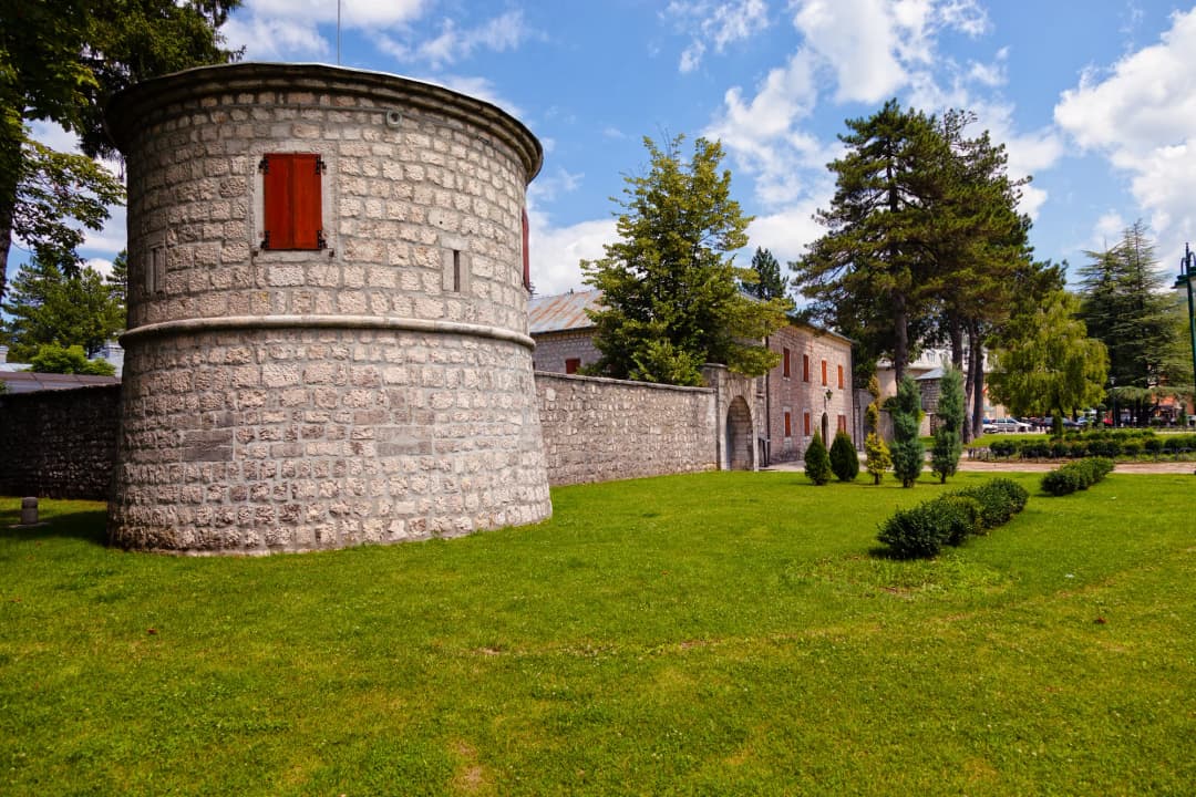Nekadašnja diplomatska arhitektura u sjenovitoj cetinjskoj ulici