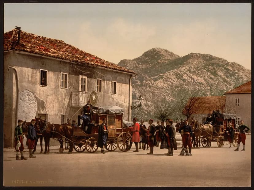 Ručno kolorisani fotohrom Cetinja iz devedesetih godina 19. vijeka: grad kraljevskog doba, nizak i bijel, u svojoj goloj planinskoj dolini.