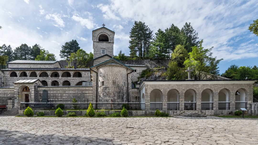 Panorama Cetinja sa istorijskim zdanjima i Lovćenom koji se uzdiže iza grada