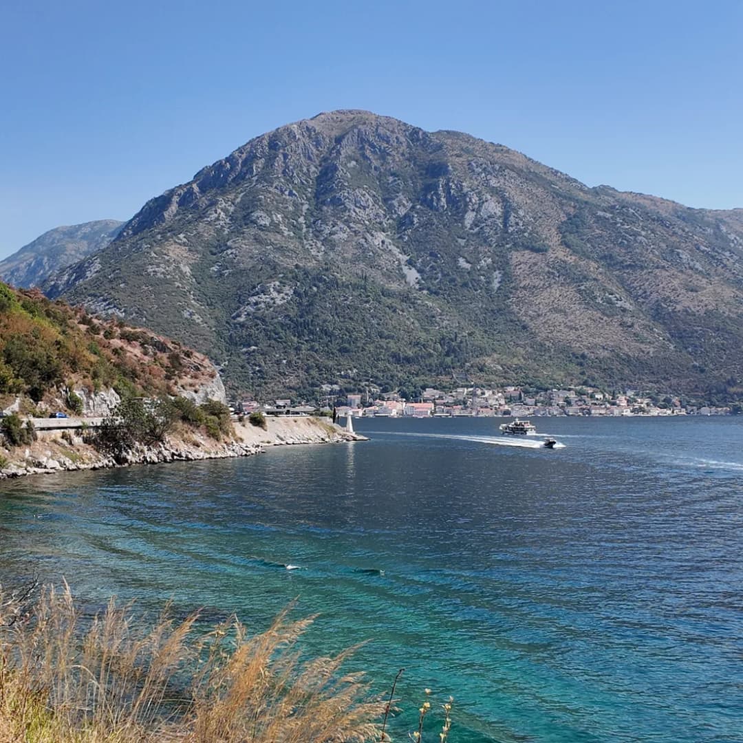 Tirkizna plićina uz obalni put u Kamenarima.