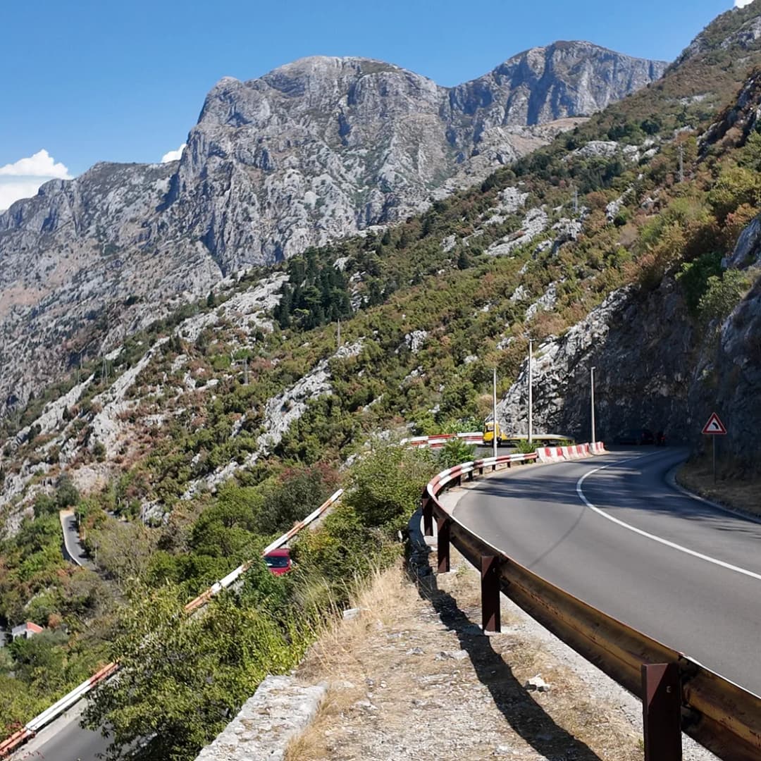 Serpentine puta koji se penje uz planinu iznad Kotora.