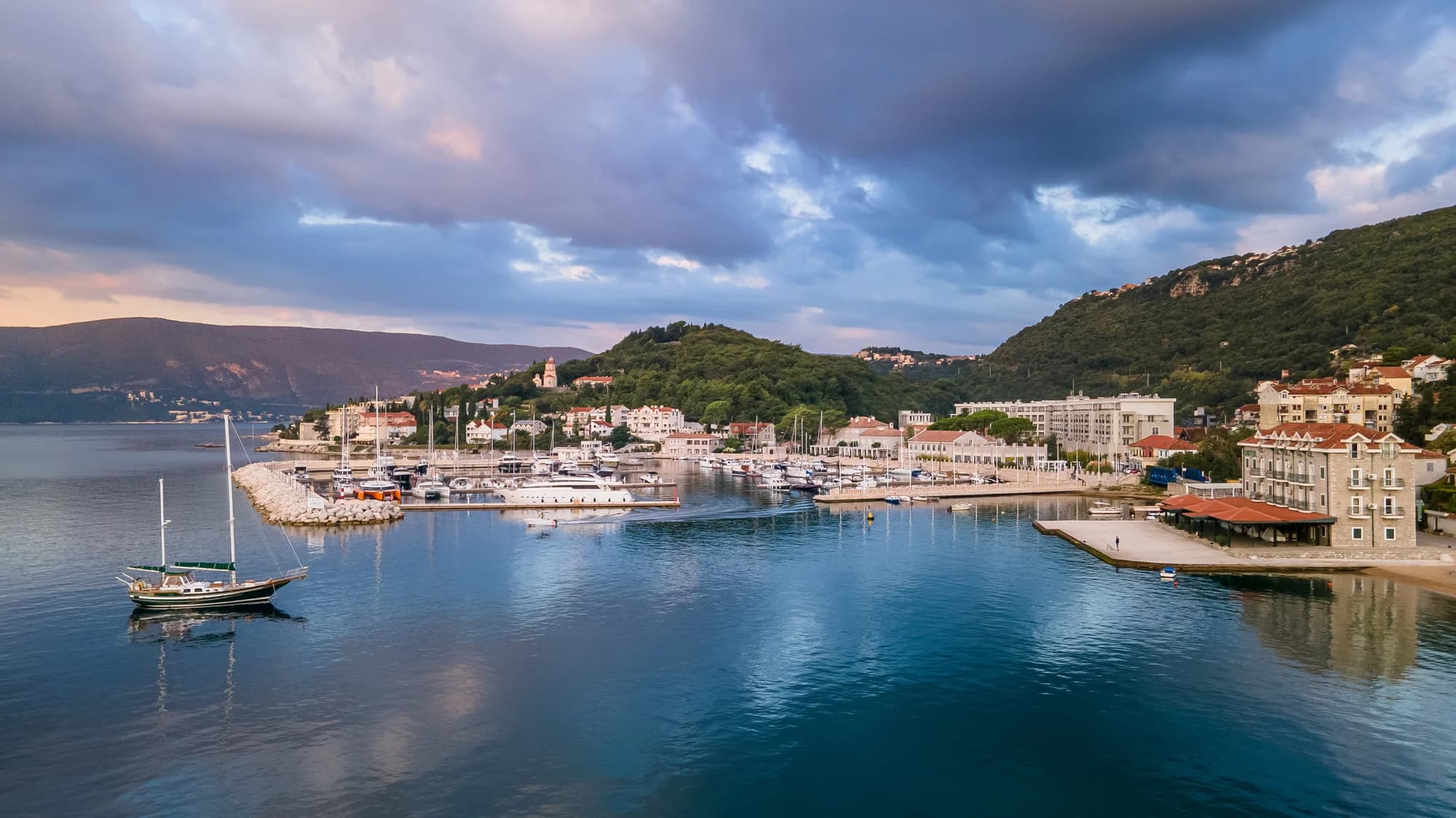 Meljine : village balnéaire avec le monastère de Savina près de Herceg Novi