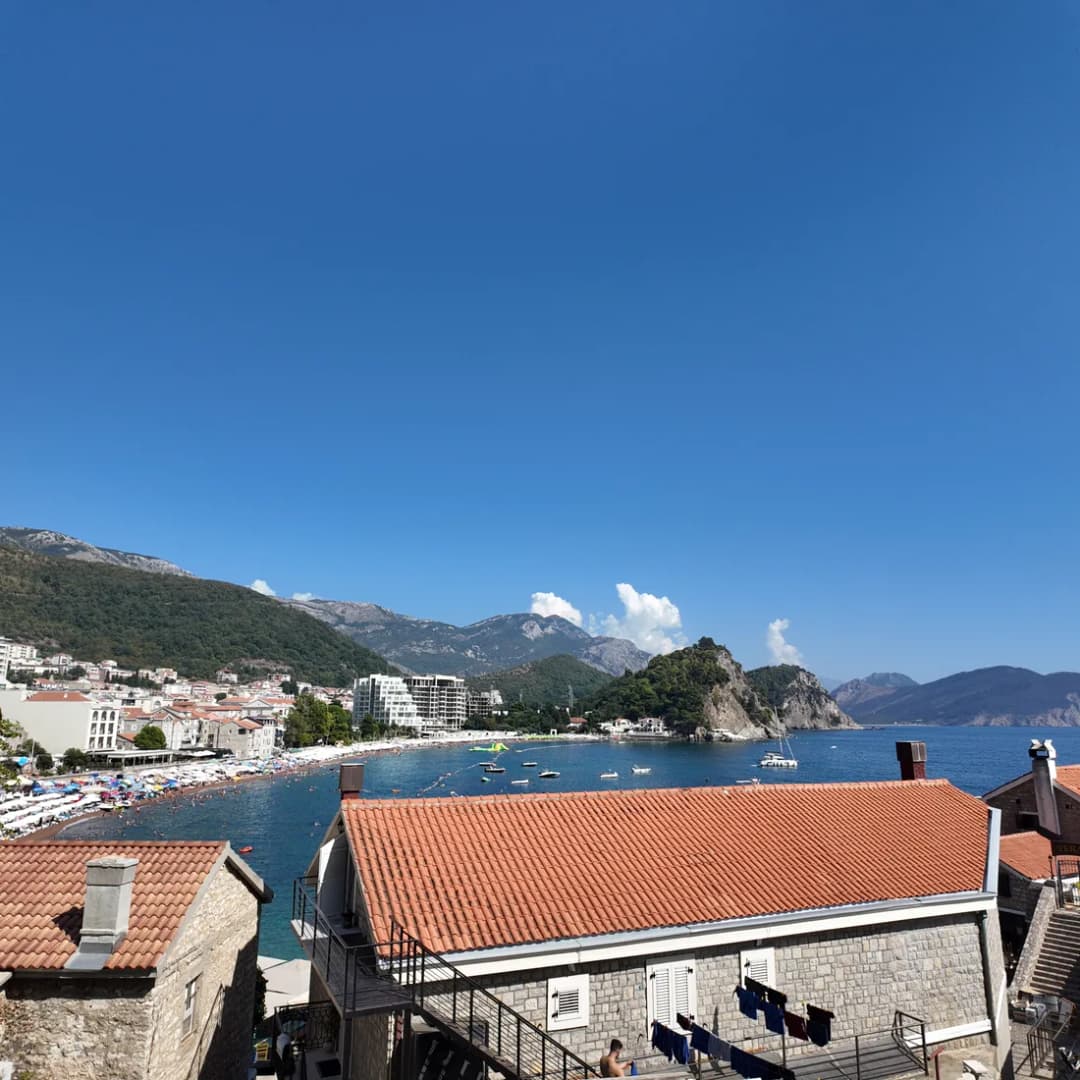 Plaža i grad Petrovac s bedema Kastela.