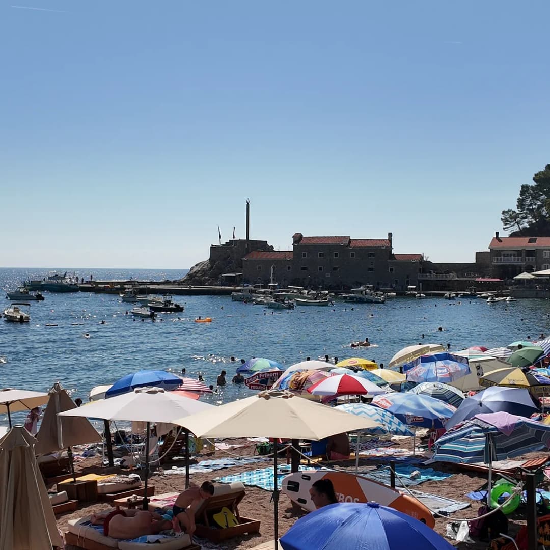 Kamena tvrđava Kastel viđena s plaže, na samom kraju obale.