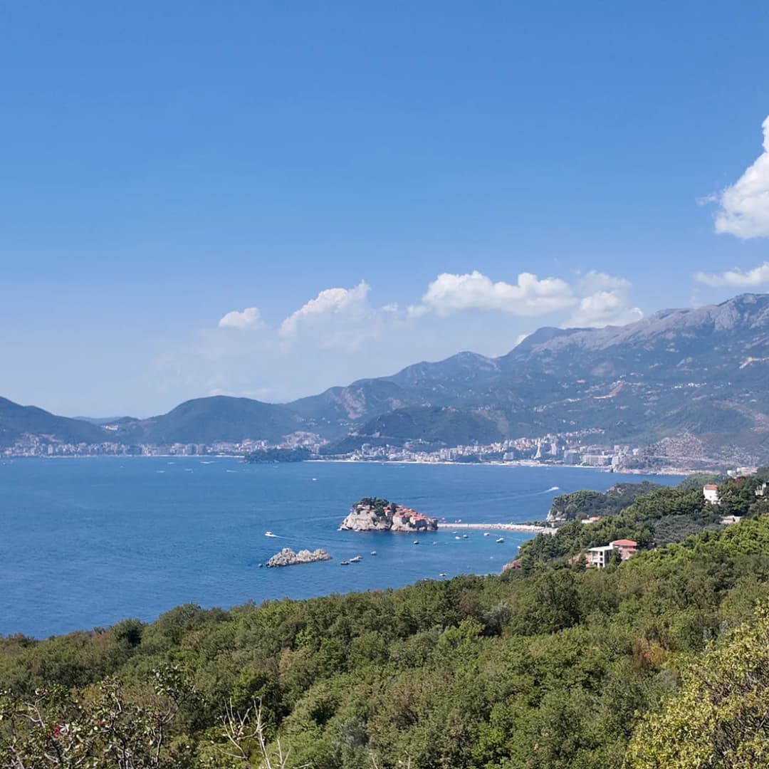Pogled s padine na Sveti Stefan i širu obalu Budvanske rivijere.