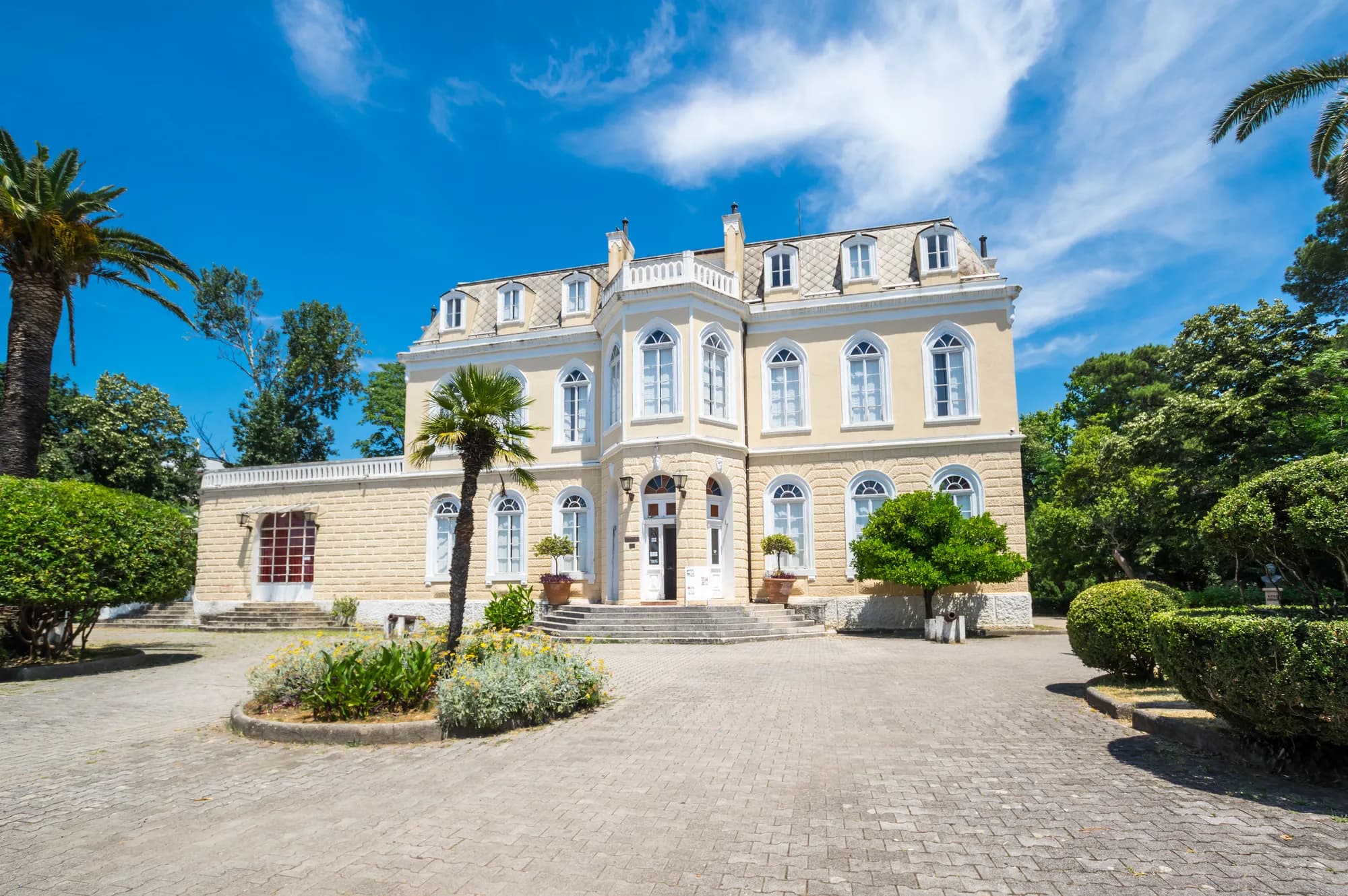 King Nikola's Palace in Bar: Ein Hochzeitsgeschenk am Meer