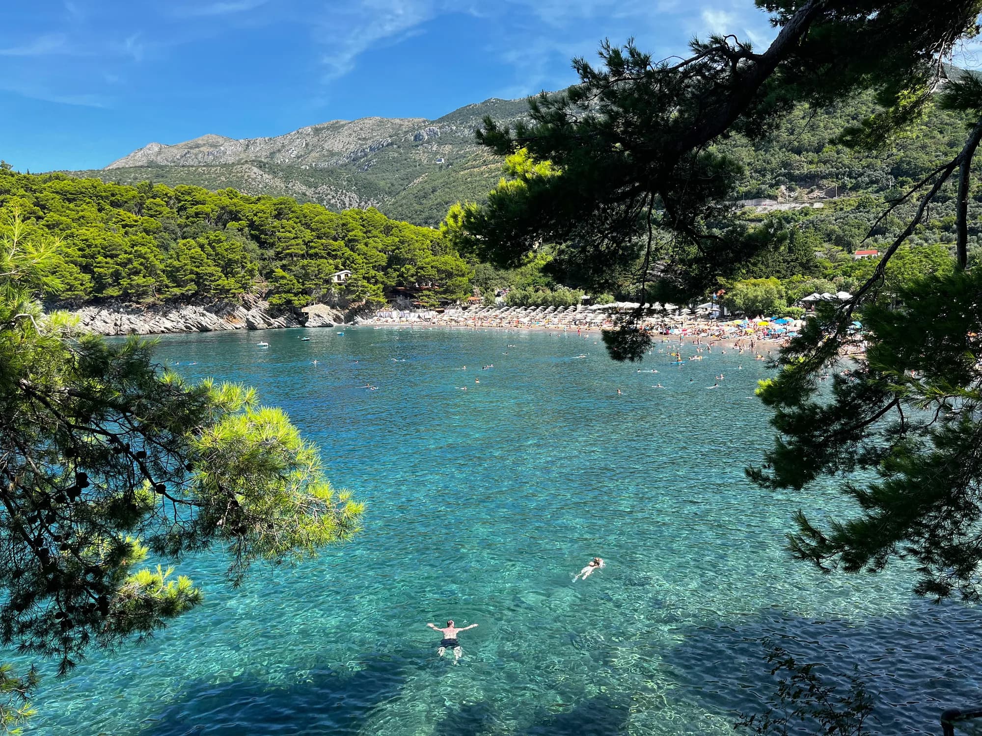 Plaža Lučice: Petrovčeva dvojna uvala s Plavom zastavom