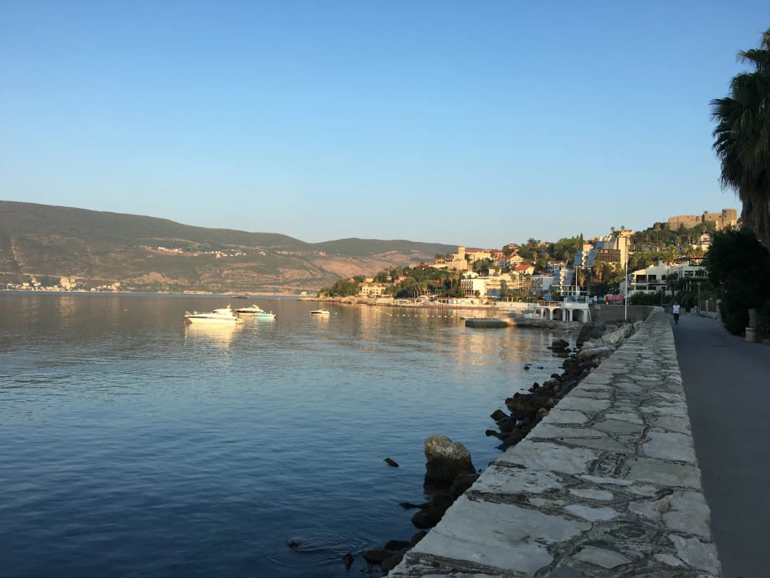 Golden morning light on the Pet Danica seaside promenade