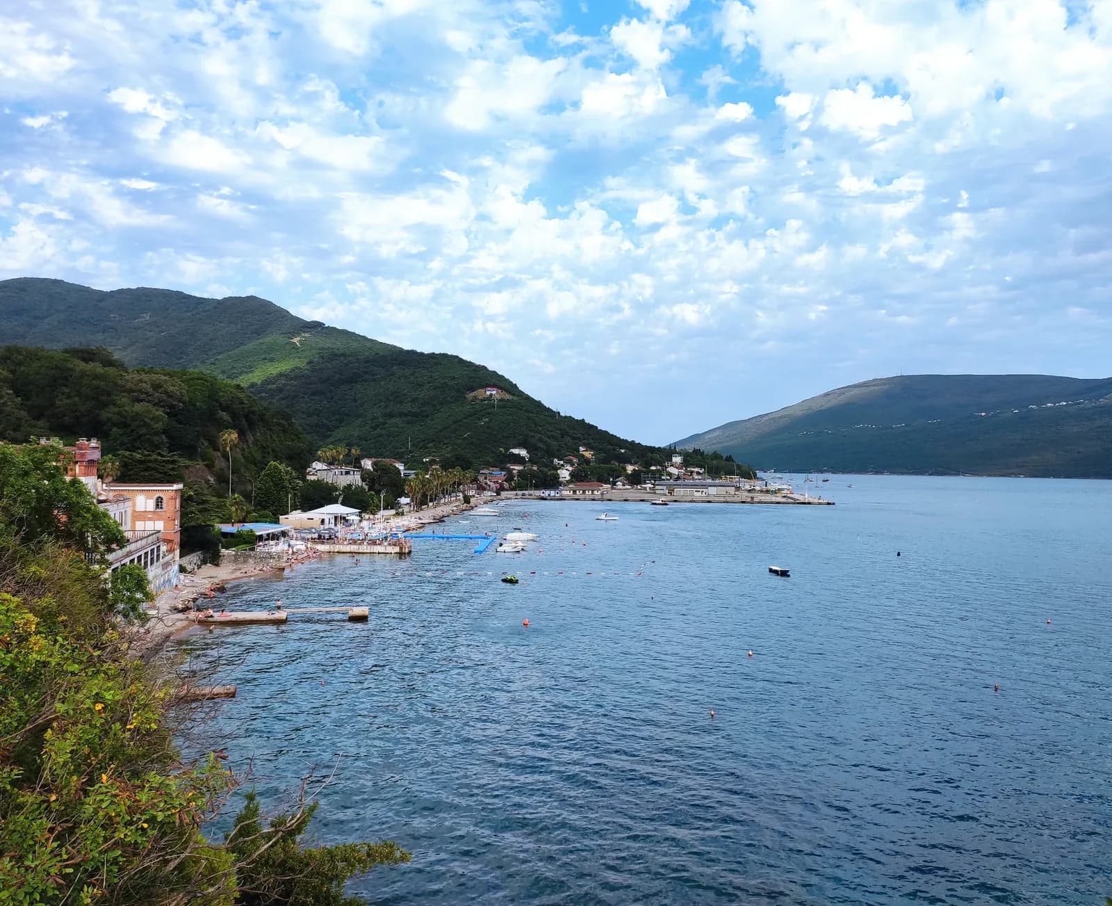 Zelenika: Un Tranquillo Insediamento Costiero Vicino a Herceg Novi