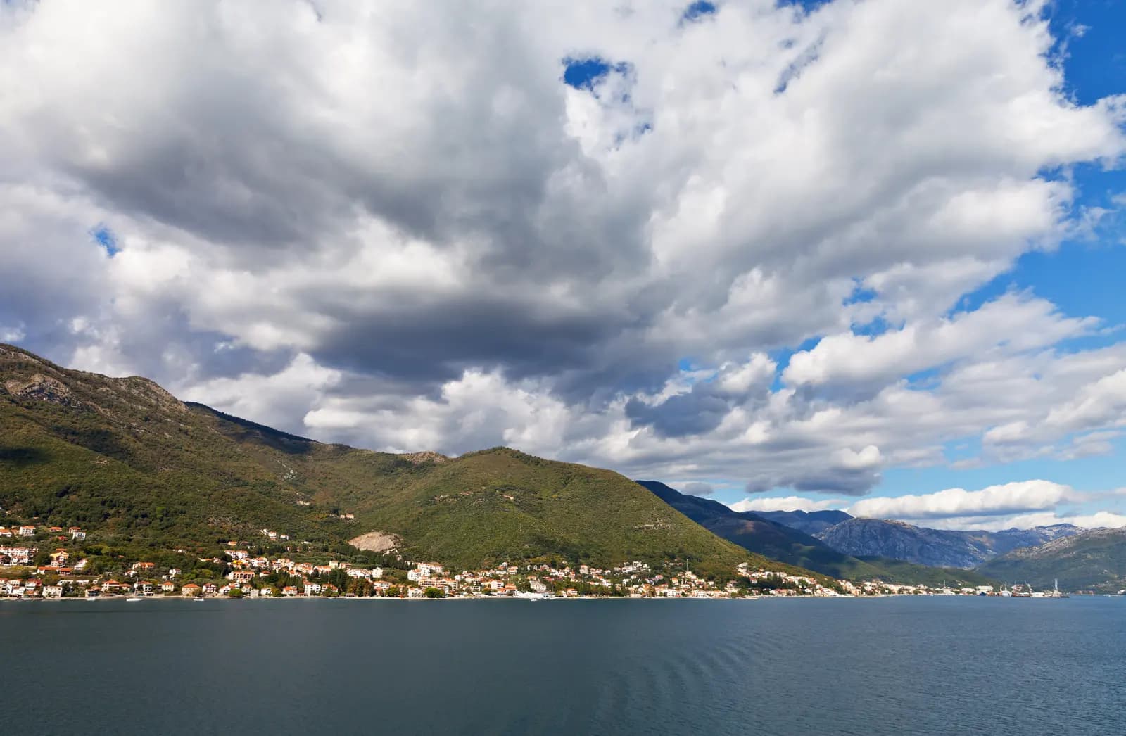 Baošići: šljunkovite uvale, kapetani i mimoza