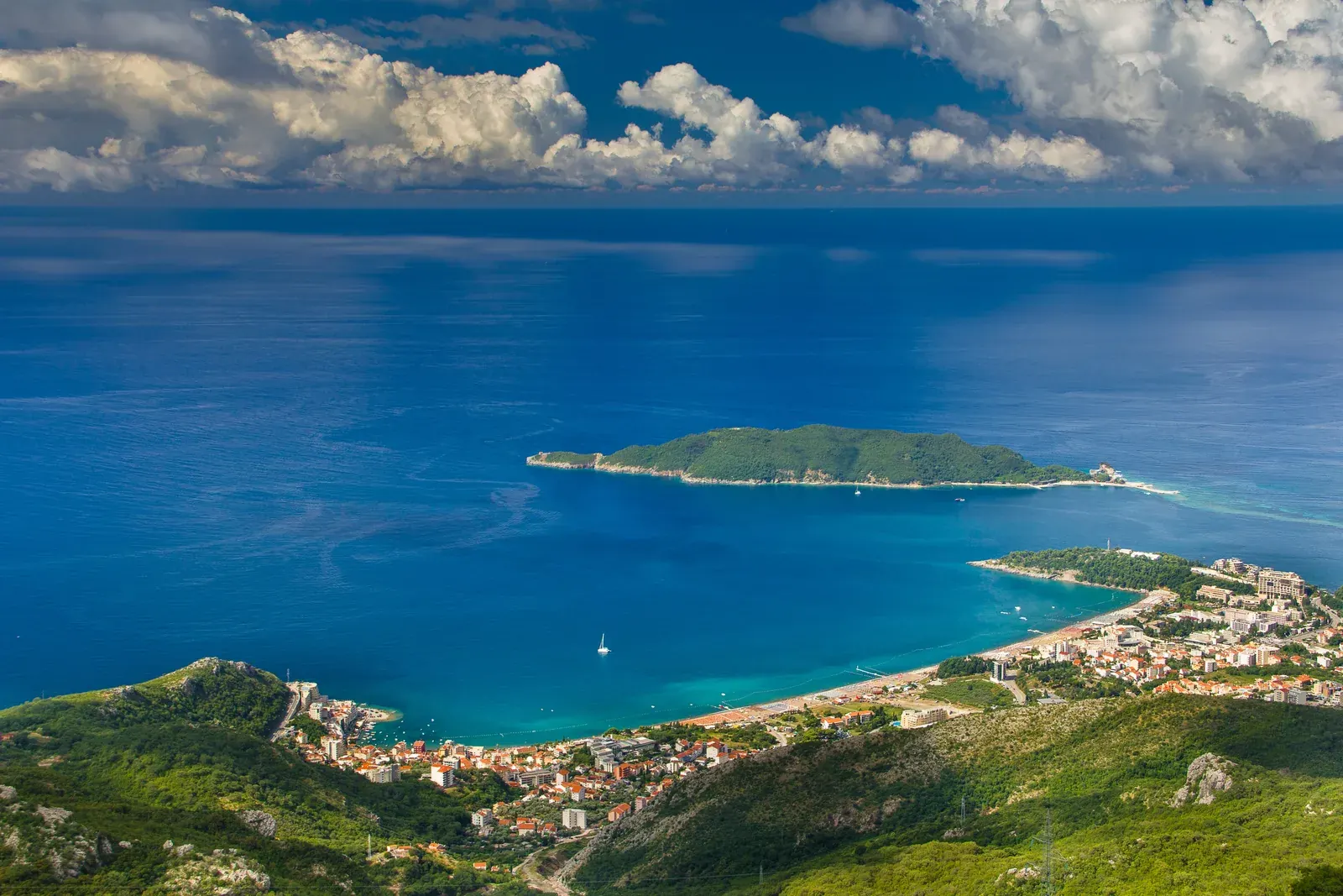 Pogled odozgo na plaže Bečića i Rafailovića sa ostrvom Sveti Nikola u daljini