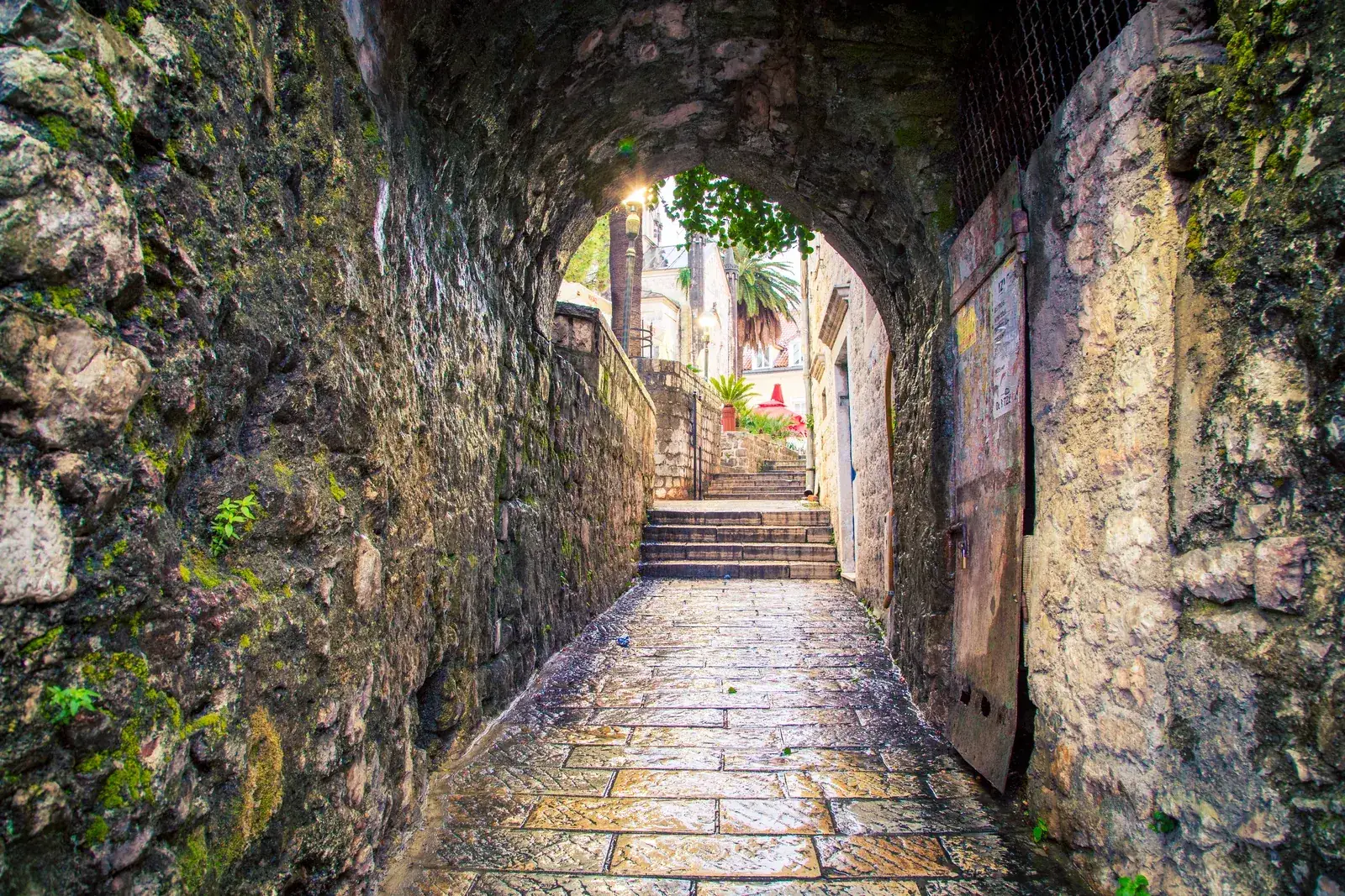 Un paso abovedado de piedra y escaleras en el Casco Antiguo medieval de Herceg Novi