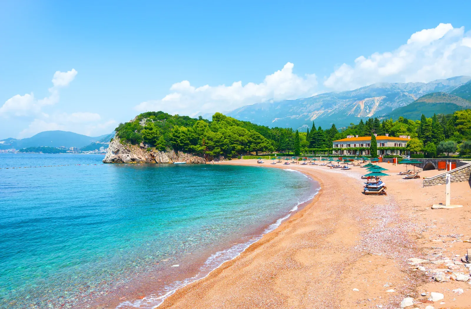 Plaža Miločer s ružičastim pijeskom, borovom šumom i nekadašnjom kraljevskom vilom na Budvanskoj rivijeri