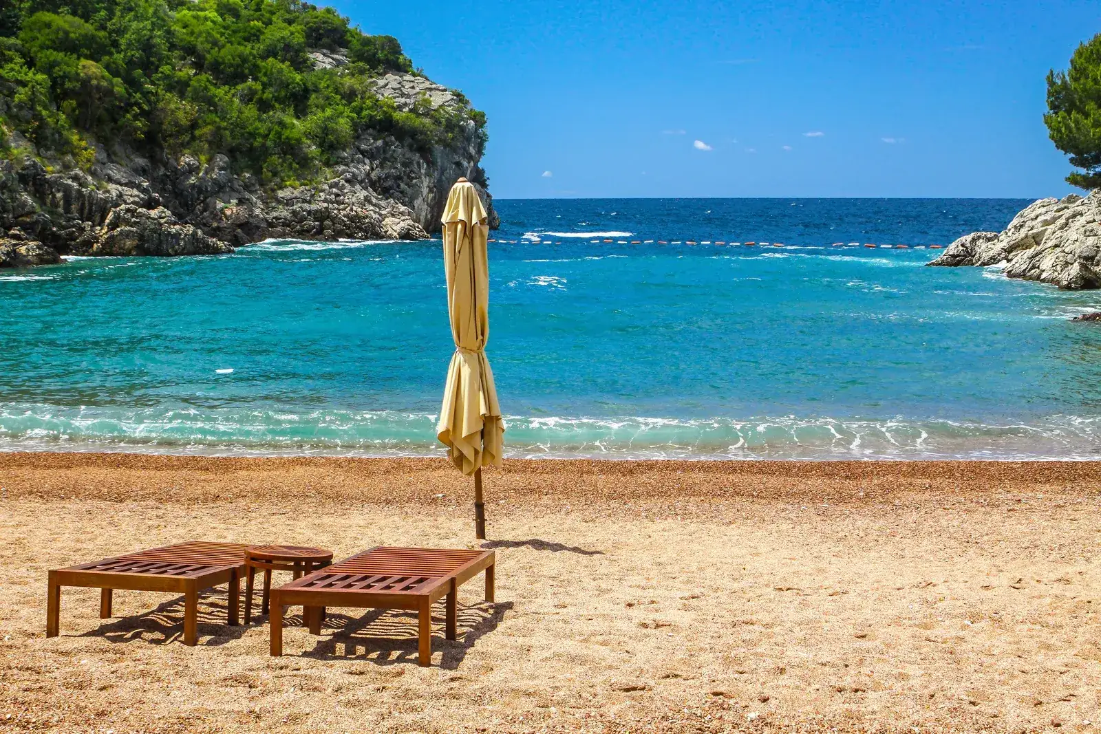 Osamljena uvala Kraljičine plaže na Miločeru, s ružičastim pijeskom i tirkiznom vodom