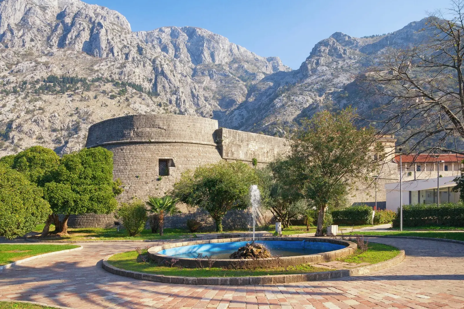 Okrugli bastion u donjem pojasu kotorskih utvrđenja ispod planina