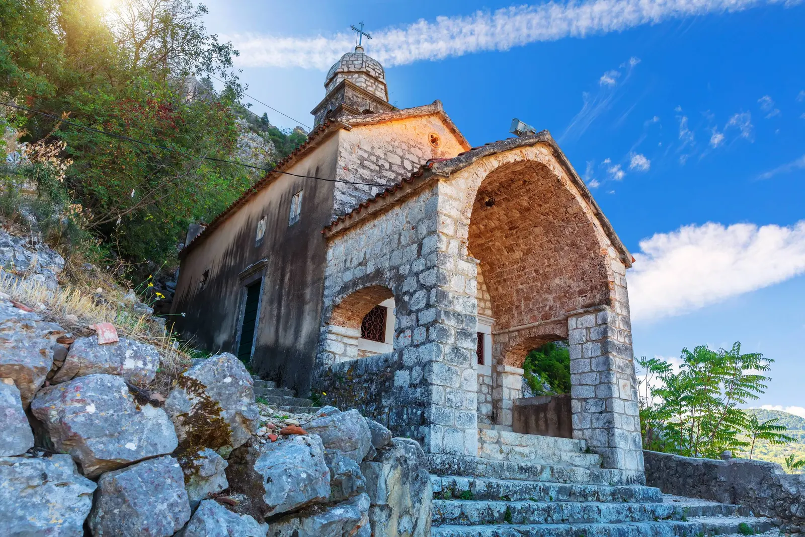 Crkva Gospe od Zdravlja na usponu uz kotorske bedeme