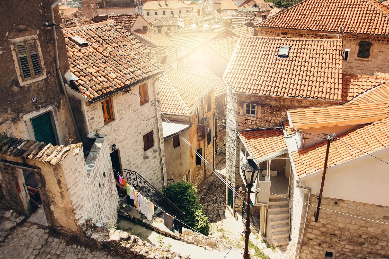 Krovovi od kupe i kamene kaležete Starog grada u Kotoru
