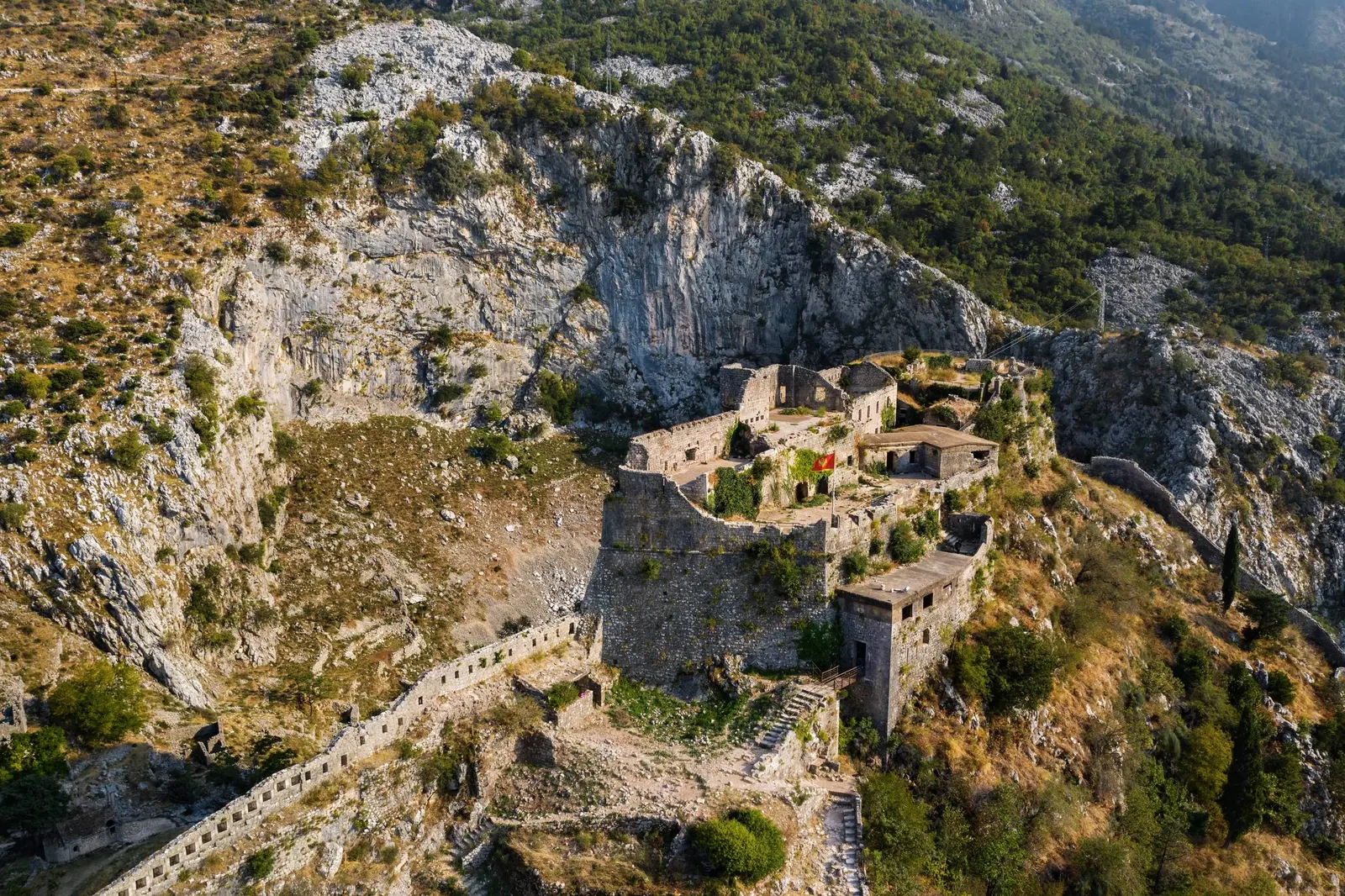 Tvrđava San Giovanni iznad kotorskih bedema na padini