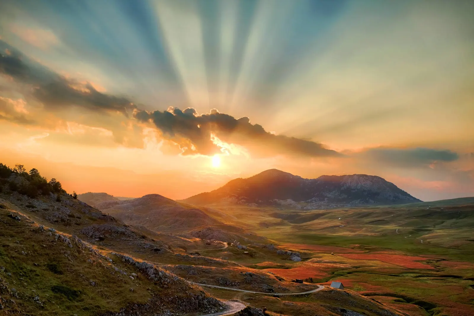 Zalazak sunca nad kamenitim pašnjacima nikšićkog zaleđa