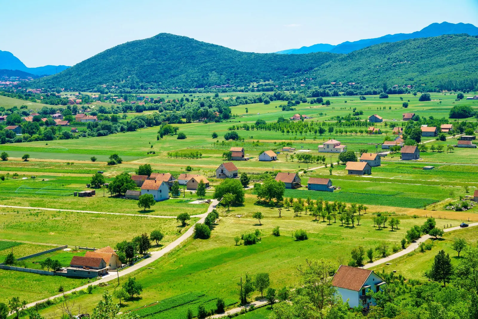 Polja, kuće i zeleni brežuljci u ruralnom dijelu opštine Nikšić