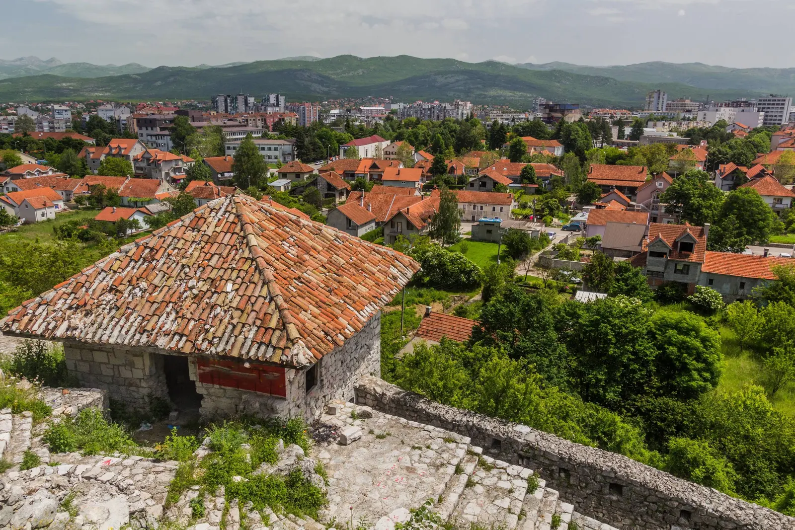 Nikšić s tvrđave Bedem, s crvenim krovovima u prvom planu