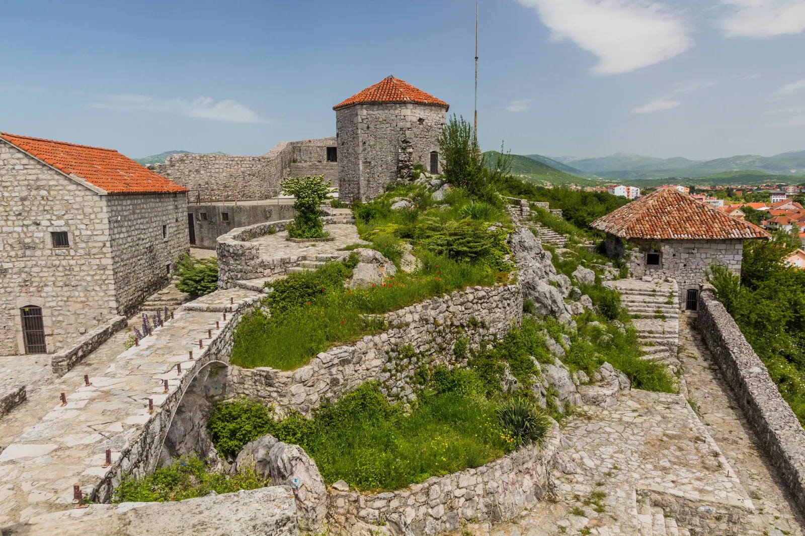 Kamene zgrade i staze unutar tvrđave Bedem u Nikšiću