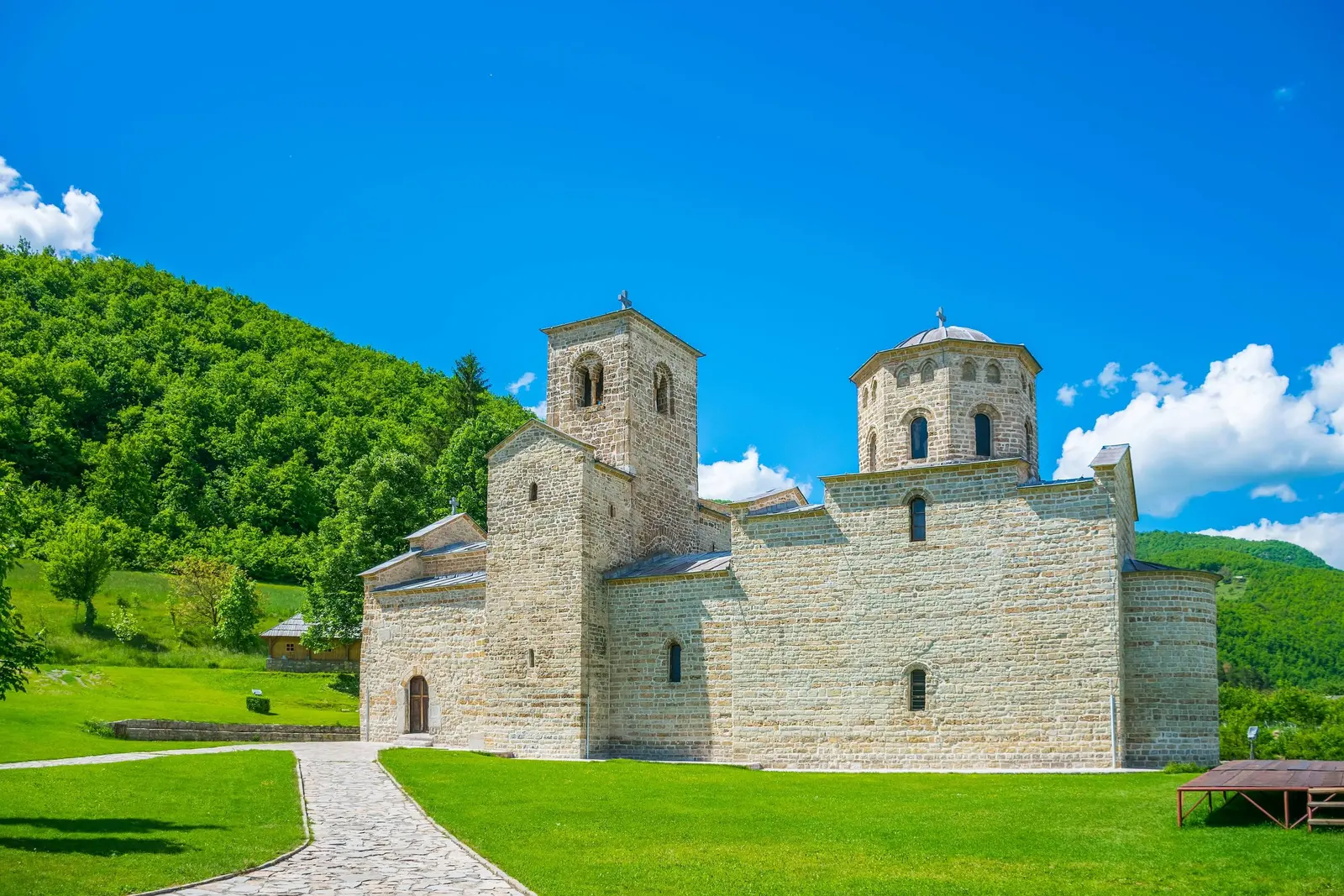 Kamena crkva i dvije kule manastira Đurđevi Stupovi kod Berana