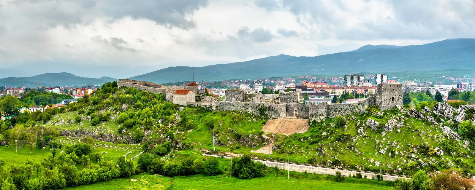 Tvrđava Bedem na zelenom uzvišenju iznad Nikšića i okolnog polja