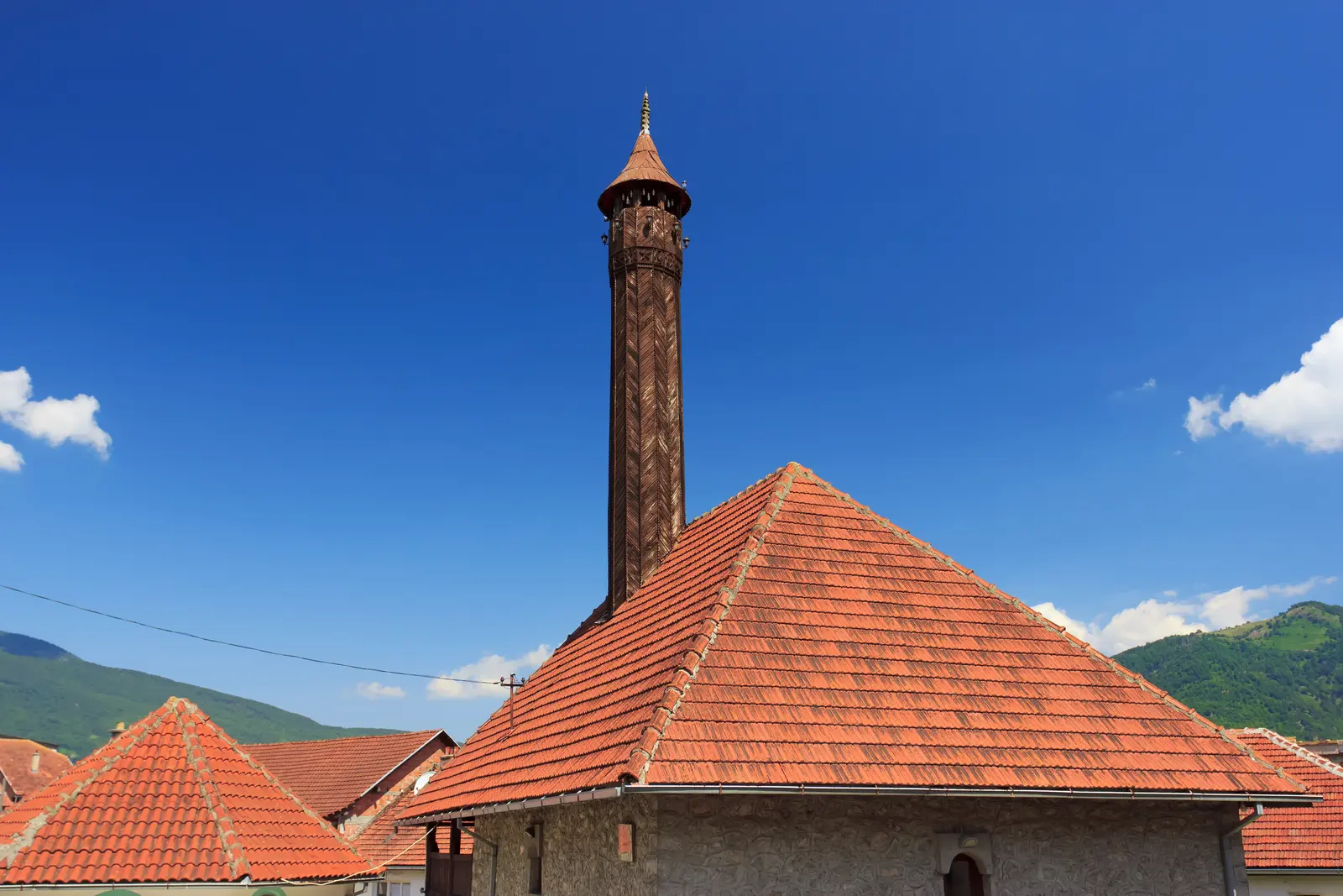 Kamena džamija s krovom od crvenog crijepa i visokom drvenom munarom u Plavu