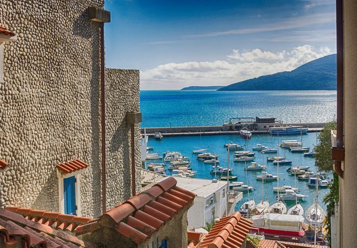 Photo Herceg Novi view from narrow streets to the blue water